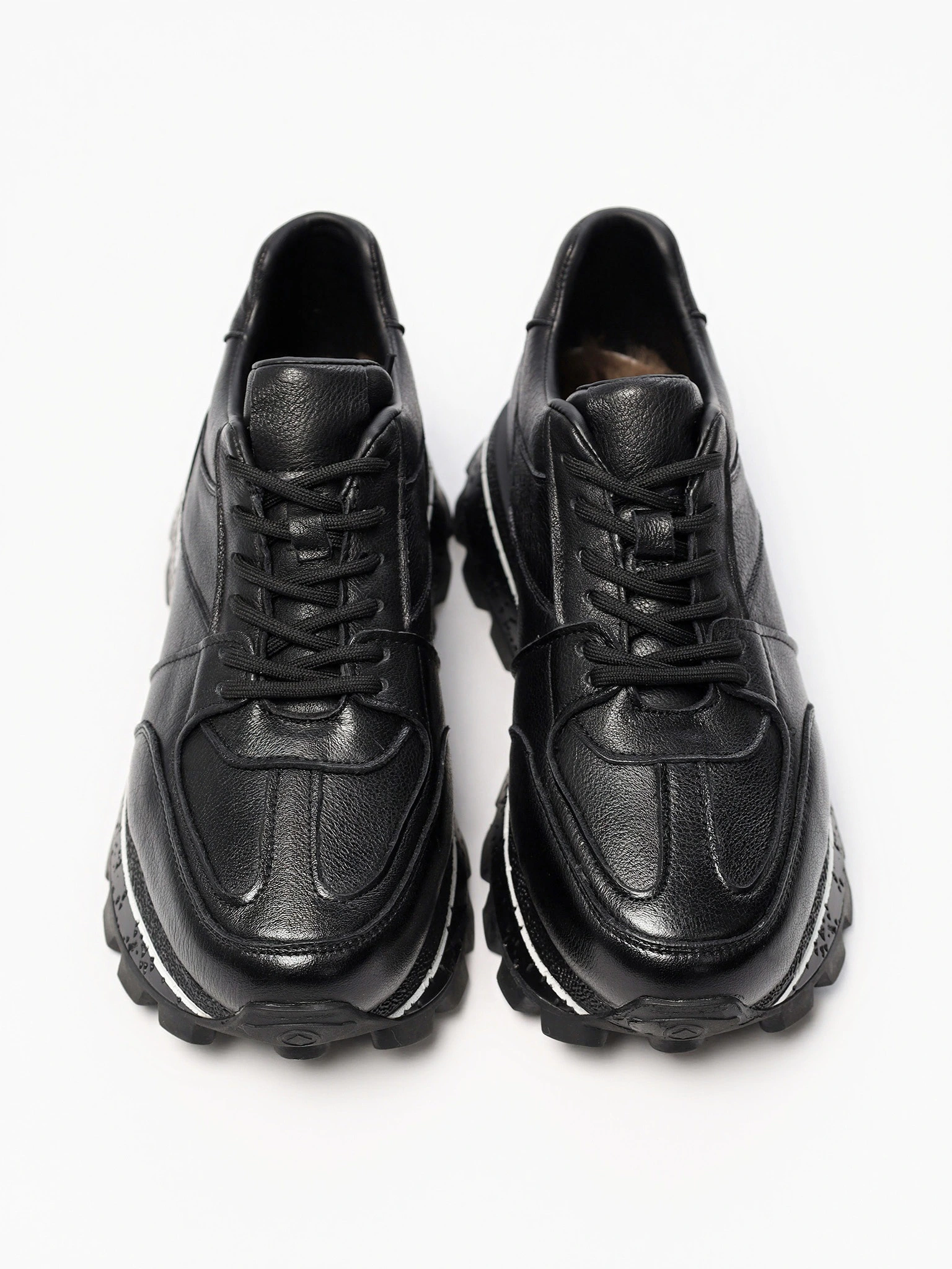 Кроссовки черного цвета на рельефной подошве